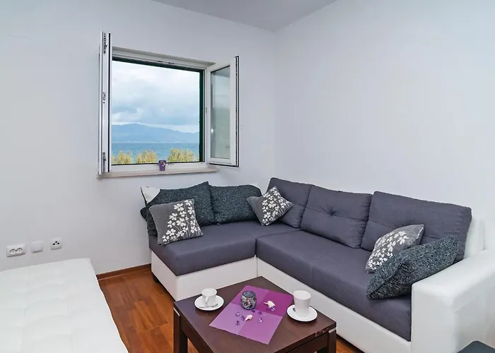 With Sea View Vi *