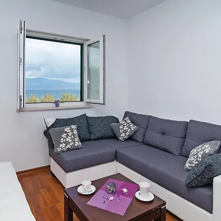 With Sea View Vi *